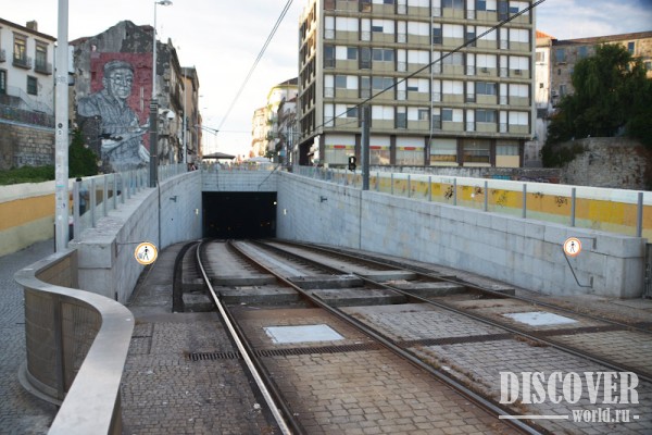 Линия метро уходит в тоннель, а пешеходная часть моста - перетекает в улицу