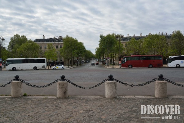 Ограждение вокруг арки