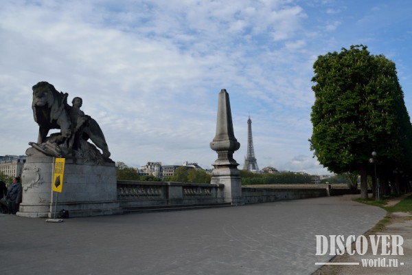 Около моста Александра III