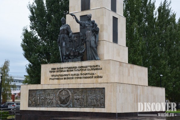 Стела Победы, ее высота 42м, на ней наэодятся скульптуры воина с мечем и женщины с ребенкам на руках. 