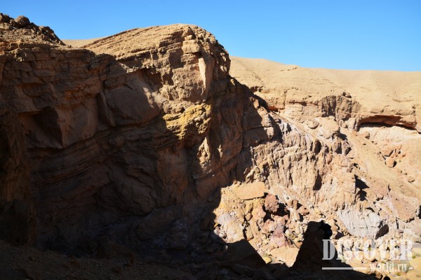 Сзади за спиной - достаточно крутой обрыв и достаточно высоко