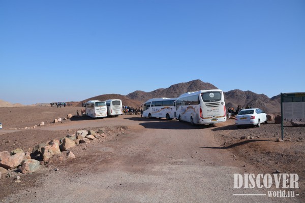 Туристические автобусы по дороге к Красному каньону