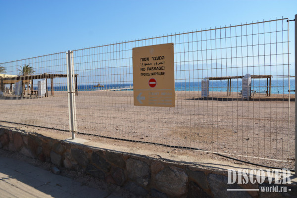 Территория огорожена забором