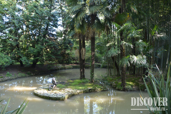 Скульптура «Мальчик, сидящий на камне»