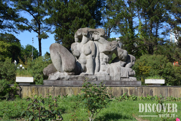 Скульптура «Адам и Ева» («Природа»)