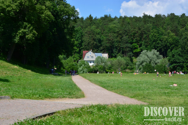 Парк рядом с усадьбой