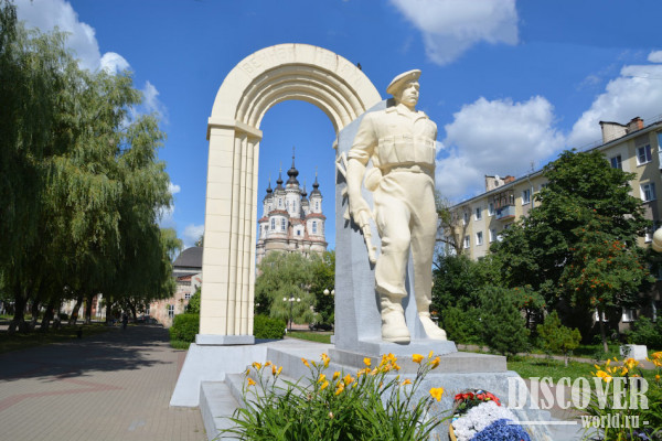 Памятник воинам-интернационалистам  на фоне церкви Космы и Дамиана