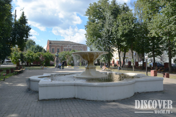 Фонтан в сквере Карпова