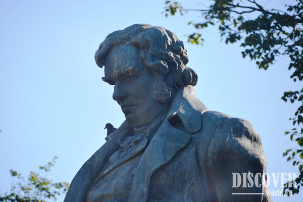 Памятник И.А. Крылову вблизи