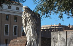 Памятник Святой Екатерине Сиенской в Риме