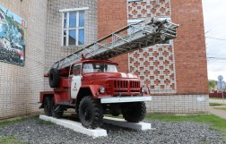 Памятник пожарному насосу и пожарная машина, Ржев