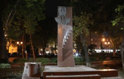 Бюст Вазгена Саргсяна, Ереван