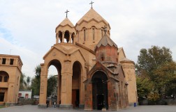 Церковь святой Анны и церковь Катогике в Ереване