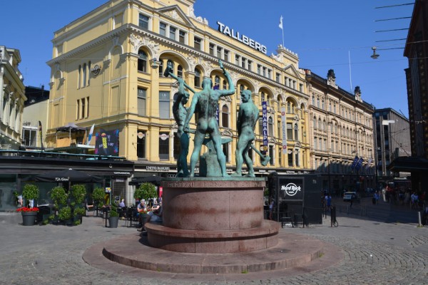 Памятник "Три кузнеца" в Хельсинки