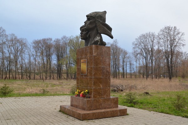 Памятник РКСМ