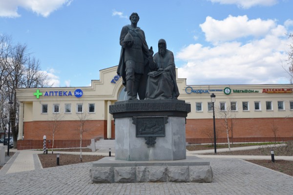 Памятник Савве Сторожевскому и князю Юрию Звенигородскому