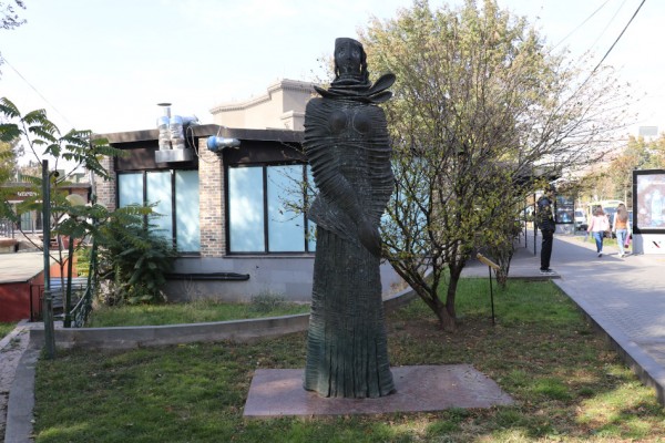 Памятник карабахской женщине