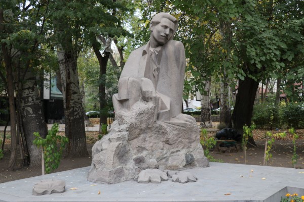 Памятник Ваану Терьяну, Ереван