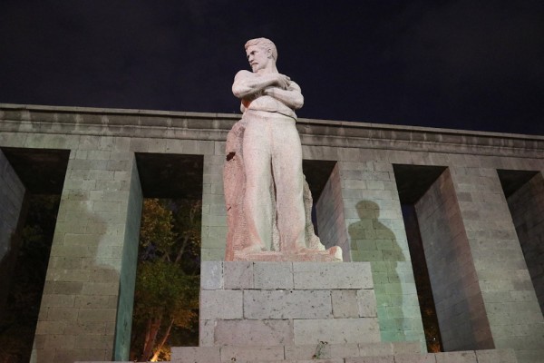 Статуя Степана Шаумяна в Ереване